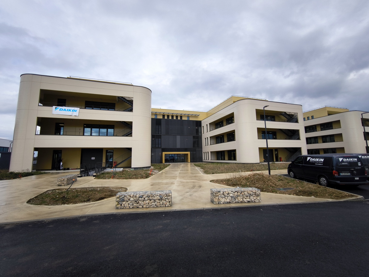 Le nouveau bâtiment de l'agence lyonnaise de Daikin s'étend sur 5 200 m², abrite un centre de formation et un centre de relations clients